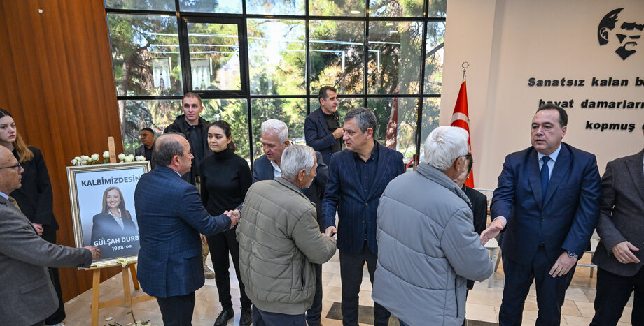 CHP Lideri Özgür Özel, Durbay Ailesi ile Birlikte Taziyeleri Kabul Etti