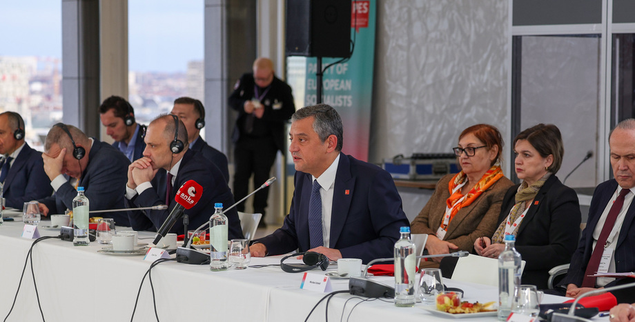 Cumhuriyet Halk Partisi ,CHP Genel Başkanı,Özgür Özel Brüksel konuşması,PES Liderler Toplantısı,Özgür Özel,Ekrem İmamoğlu,Avrupa Sosyalist Partisi,Otoriter popülizm ile mücadele,Türkiye demokrasi mücadelesi,sosyal demokrat dayanışma,demokrasi ittifakı,Recep Tayyip Erdoğan,İngiliz İşçi Partisi (Labour Party),PES (Party of European Socialists),Belediye başkanlarına operasyon,75 büyük miting,Türkiye AB tam üyelik,Avrupa güvenliği ve Türkiye