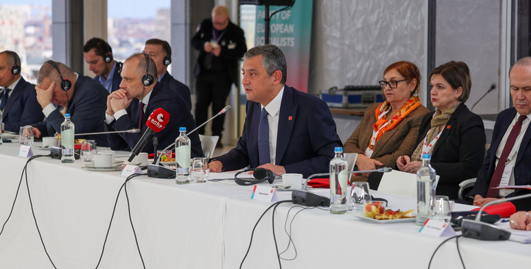 Cumhuriyet Halk Partisi ,CHP Genel Başkanı,Özgür Özel Brüksel konuşması,PES Liderler Toplantısı,Özgür Özel,Ekrem İmamoğlu,Avrupa Sosyalist Partisi,Otoriter popülizm ile mücadele,Türkiye demokrasi mücadelesi,sosyal demokrat dayanışma,demokrasi ittifakı,Recep Tayyip Erdoğan,İngiliz İşçi Partisi (Labour Party),PES (Party of European Socialists),Belediye başkanlarına operasyon,75 büyük miting,Türkiye AB tam üyelik,Avrupa güvenliği ve Türkiye