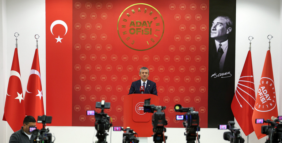 CHP,Cumhuriyet Halk Partisi,Lider,Genel Başkan,Özgür Özel,Erken Seçim,Ekrem İmamoğlu,Cumhurbaşkanlığı Aday Ofisi,CAO,Gölge Kabine Çalışmaları,Politika Kurulları,Siyasi yasak tepkisi,39 Bin Lira Asgari Ücret,Vergi Reformu,Seçim Barajı %3'e düşecek,İktidar Yürüyüşü,Ekrem İmamoğlu adaylık süreci,Özgür Özel erken seçim açıklaması,CHP asgari ücret önerisi 2026,CHP iktidar programı,tarımda ÖTV'siz mazot,vergi adaleti taahhüdü, Kürt sorunu demokratik çözüm,Alevi eşit yurttaşlık talebi,bütçe konuşması eleştirisi,2026 bütçe müzakereleri.