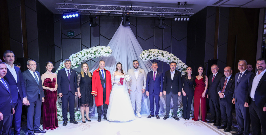CHP Genel Başkanı Özgür Özel, Nilay ve Doğuş Çiftinin Düğün Törenine Katıldı