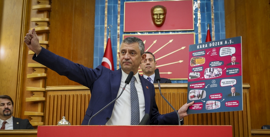 CHP,Cumhuriyet Halk Partisi,TBMM Grup Toplantısı,Ankara,Özgür Özel,Şehit Teğmen Kubilay ,6 Şubat Depremleri Mağdurları,52 bin deprem şehidi,yargı affı,2026 bütçesi,CHP Programı,Plan Bütçe Komisyonuna 49 maddelik CHP önerisi,Tek kişilik hükümet sistemi eleştirisi,sömürü bütçesi,faiz bütçesi,fukaralık bütçesi,19 Mart Sivil Darbesi,Darbenin maliyeti 160 milyar dolar,yıllık enflasyon %30,asgari ücretlinin enflasyonu %63,TÜİK verileri,CHP İstanbul İl Başkanlığına 6 Bin Polis,Adalet,emeklilerin barınma sorunu,enflasyon hedefinde sapma %77,Milli İrade,Ekrem İmamoğlu,demokrasi,Mustafa Kemal Atatürk,cumhuriyet fikrinin sahibi Atatürk,ÖTV,bahis ve uyuşturucu skandalı,Milli Piyango Özelleştirmesi,F35,S400,Putin,Milli Savunma,İş cinayetleri,kadın cinayetleri,kartalkaya faciası,ak partinin kara düzeni,KADAŞ Kara Düzen AŞ,Özgür Özel Grup Toplantısı açıklamaları izle,Özgür Özel: “Artık Karşımızda Bir İktidar Partisi Yok”,"AK Parti Yönetme Kabiliyetini Tamamen Yitirmiştir",Türkiye'nin Yeni İktidar Alternatifi: Cumhuriyet Halk Partisi,"Milletimiz Müsterih Olsun, Çözüm Kadrolarımızla Geliyoruz",Ekonomik ve Sosyal Krizin Sorumlusu Mevcut Yönetimdir,Özgür Özel sandık çağrısı,erken seçim talebi