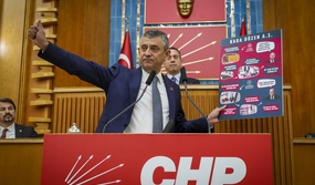 CHP,Cumhuriyet Halk Partisi,TBMM Grup Toplantısı,Ankara,Özgür Özel,Şehit Teğmen Kubilay ,6 Şubat Depremleri Mağdurları,52 bin deprem şehidi,yargı affı,2026 bütçesi,CHP Programı,Plan Bütçe Komisyonuna 49 maddelik CHP önerisi,Tek kişilik hükümet sistemi eleştirisi,sömürü bütçesi,faiz bütçesi,fukaralık bütçesi,19 Mart Sivil Darbesi,Darbenin maliyeti 160 milyar dolar,yıllık enflasyon %30,asgari ücretlinin enflasyonu %63,TÜİK verileri,CHP İstanbul İl Başkanlığına 6 Bin Polis,Adalet,emeklilerin barınma sorunu,enflasyon hedefinde sapma %77,Milli İrade,Ekrem İmamoğlu,demokrasi,Mustafa Kemal Atatürk,cumhuriyet fikrinin sahibi Atatürk,ÖTV,bahis ve uyuşturucu skandalı,Milli Piyango Özelleştirmesi,F35,S400,Putin,Milli Savunma,İş cinayetleri,kadın cinayetleri,kartalkaya faciası,ak partinin kara düzeni,KADAŞ Kara Düzen AŞ,Özgür Özel Grup Toplantısı açıklamaları izle,Özgür Özel: “Artık Karşımızda Bir İktidar Partisi Yok”,"AK Parti Yönetme Kabiliyetini Tamamen Yitirmiştir",Türkiye'nin Yeni İktidar Alternatifi: Cumhuriyet Halk Partisi,"Milletimiz Müsterih Olsun, Çözüm Kadrolarımızla Geliyoruz",Ekonomik ve Sosyal Krizin Sorumlusu Mevcut Yönetimdir,Özgür Özel sandık çağrısı,erken seçim talebi
