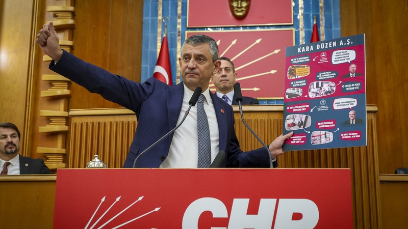 CHP,Cumhuriyet Halk Partisi,TBMM Grup Toplantısı,Ankara,Özgür Özel,Şehit Teğmen Kubilay ,6 Şubat Depremleri Mağdurları,52 bin deprem şehidi,yargı affı,2026 bütçesi,CHP Programı,Plan Bütçe Komisyonuna 49 maddelik CHP önerisi,Tek kişilik hükümet sistemi eleştirisi,sömürü bütçesi,faiz bütçesi,fukaralık bütçesi,19 Mart Sivil Darbesi,Darbenin maliyeti 160 milyar dolar,yıllık enflasyon %30,asgari ücretlinin enflasyonu %63,TÜİK verileri,CHP İstanbul İl Başkanlığına 6 Bin Polis,Adalet,emeklilerin barınma sorunu,enflasyon hedefinde sapma %77,Milli İrade,Ekrem İmamoğlu,demokrasi,Mustafa Kemal Atatürk,cumhuriyet fikrinin sahibi Atatürk,ÖTV,bahis ve uyuşturucu skandalı,Milli Piyango Özelleştirmesi,F35,S400,Putin,Milli Savunma,İş cinayetleri,kadın cinayetleri,kartalkaya faciası,ak partinin kara düzeni,KADAŞ Kara Düzen AŞ,Özgür Özel Grup Toplantısı açıklamaları izle,Özgür Özel: “Artık Karşımızda Bir İktidar Partisi Yok”,"AK Parti Yönetme Kabiliyetini Tamamen Yitirmiştir",Türkiye'nin Yeni İktidar Alternatifi: Cumhuriyet Halk Partisi,"Milletimiz Müsterih Olsun, Çözüm Kadrolarımızla Geliyoruz",Ekonomik ve Sosyal Krizin Sorumlusu Mevcut Yönetimdir,Özgür Özel sandık çağrısı,erken seçim talebi