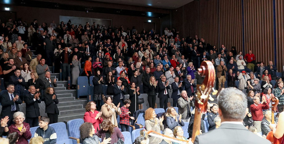 CHP Lideri Özgür Özel, KKTC Cumhurbaşkanlığı Senfoni Orkestrası’nın Yeni Yıl Konserini İzledi