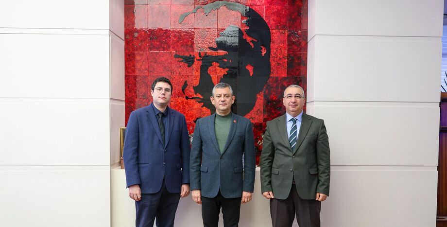 CHP,Genel Başkan,Özgür Özel,Cumhuriyet Gazetesi,Röportaj,Özgür Özel Ankara İHA açıklaması,CHP İHA açıklaması,Erdoğan talimat gecikmesi,Hava sahası güvenliği,milli güvenlik,erken seçim,asgari ücret,liyakat,CHP'nin 2025/2026 stratejisi,İktidar değişikliği vurgusu,Diğer partilerle olan diyalog süreci,Hükümetin ekonomi politikalarına eleştiri,Enflasyon ve Alım Gücü,Geçim Sıkıntısı ve Yoksulluk,Cumhurbaşkanı Adaylığı Tartışmaları