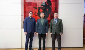 CHP,Genel Başkan,Özgür Özel,Cumhuriyet Gazetesi,Röportaj,Özgür Özel Ankara İHA açıklaması,CHP İHA açıklaması,Erdoğan talimat gecikmesi,Hava sahası güvenliği,milli güvenlik,erken seçim,asgari ücret,liyakat,CHP'nin 2025/2026 stratejisi,İktidar değişikliği vurgusu,Diğer partilerle olan diyalog süreci,Hükümetin ekonomi politikalarına eleştiri,Enflasyon ve Alım Gücü,Geçim Sıkıntısı ve Yoksulluk,Cumhurbaşkanı Adaylığı Tartışmaları