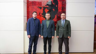 CHP,Genel Başkan,Özgür Özel,Cumhuriyet Gazetesi,Röportaj,Özgür Özel Ankara İHA açıklaması,CHP İHA açıklaması,Erdoğan talimat gecikmesi,Hava sahası güvenliği,milli güvenlik,erken seçim,asgari ücret,liyakat,CHP'nin 2025/2026 stratejisi,İktidar değişikliği vurgusu,Diğer partilerle olan diyalog süreci,Hükümetin ekonomi politikalarına eleştiri,Enflasyon ve Alım Gücü,Geçim Sıkıntısı ve Yoksulluk,Cumhurbaşkanı Adaylığı Tartışmaları