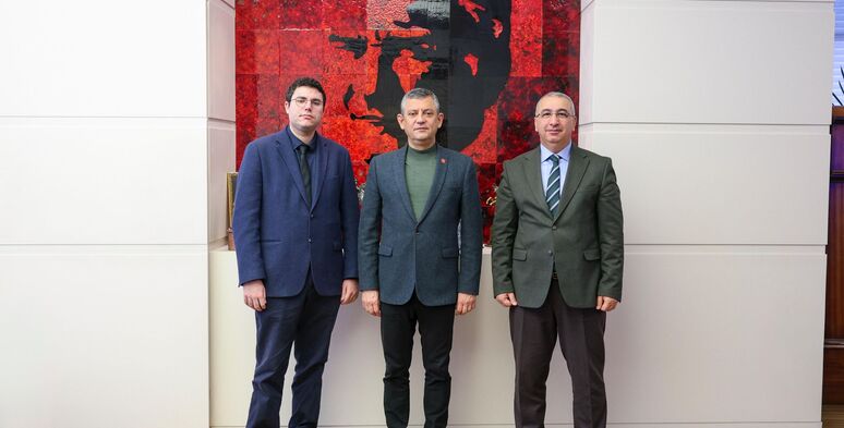 CHP,Genel Başkan,Özgür Özel,Cumhuriyet Gazetesi,Röportaj,Özgür Özel Ankara İHA açıklaması,CHP İHA açıklaması,Erdoğan talimat gecikmesi,Hava sahası güvenliği,milli güvenlik,erken seçim,asgari ücret,liyakat,CHP'nin 2025/2026 stratejisi,İktidar değişikliği vurgusu,Diğer partilerle olan diyalog süreci,Hükümetin ekonomi politikalarına eleştiri,Enflasyon ve Alım Gücü,Geçim Sıkıntısı ve Yoksulluk,Cumhurbaşkanı Adaylığı Tartışmaları