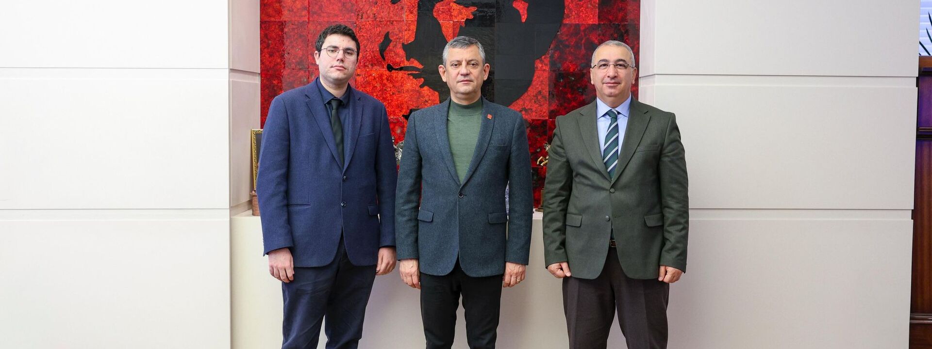 CHP,Genel Başkan,Özgür Özel,Cumhuriyet Gazetesi,Röportaj,Özgür Özel Ankara İHA açıklaması,CHP İHA açıklaması,Erdoğan talimat gecikmesi,Hava sahası güvenliği,milli güvenlik,erken seçim,asgari ücret,liyakat,CHP'nin 2025/2026 stratejisi,İktidar değişikliği vurgusu,Diğer partilerle olan diyalog süreci,Hükümetin ekonomi politikalarına eleştiri,Enflasyon ve Alım Gücü,Geçim Sıkıntısı ve Yoksulluk,Cumhurbaşkanı Adaylığı Tartışmaları