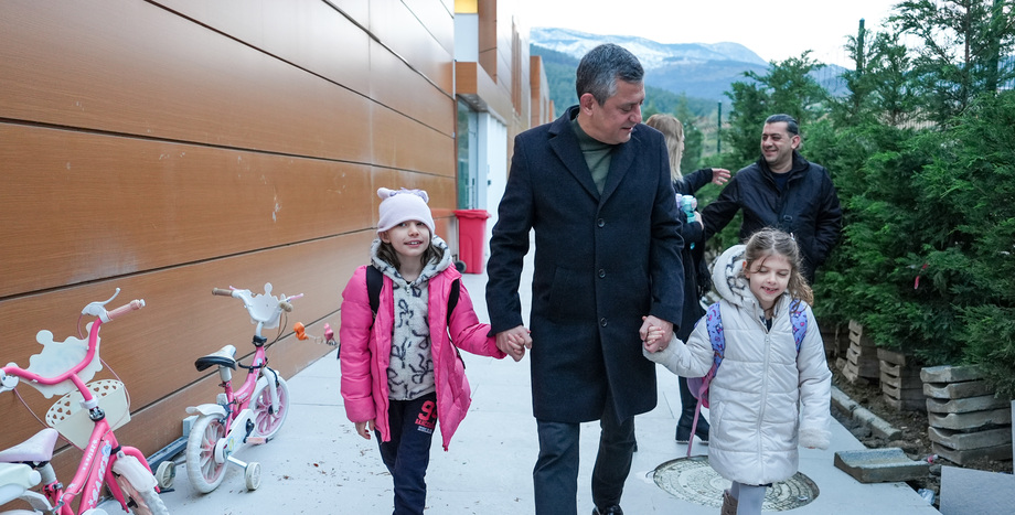 Özgür Özel,CHP Lideri,Ferdi Zeyrek,Manisa Büyükşehir Belediye Başkanı,Elif ve Zeynep Zeyrek,Manisa
