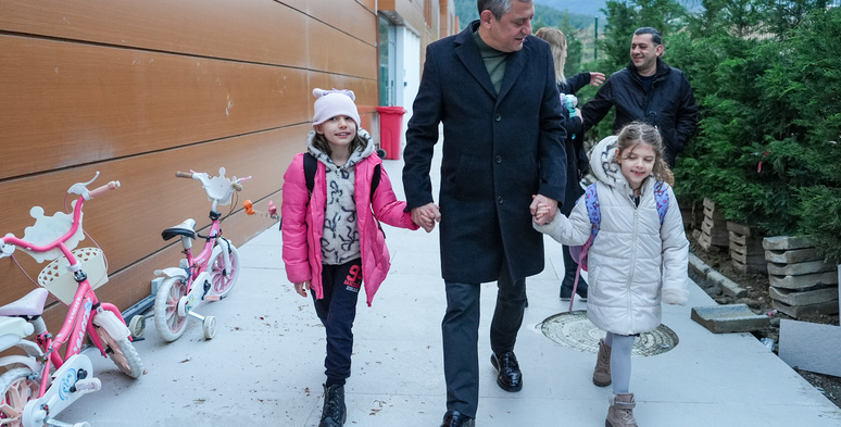 Özgür Özel,CHP Lideri,Ferdi Zeyrek,Manisa Büyükşehir Belediye Başkanı,Elif ve Zeynep Zeyrek,Manisa