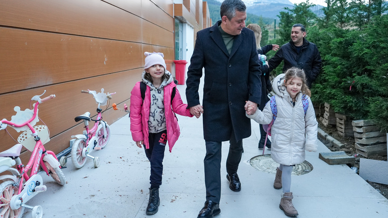 Özgür Özel,CHP Lideri,Ferdi Zeyrek,Manisa Büyükşehir Belediye Başkanı,Elif ve Zeynep Zeyrek,Manisa