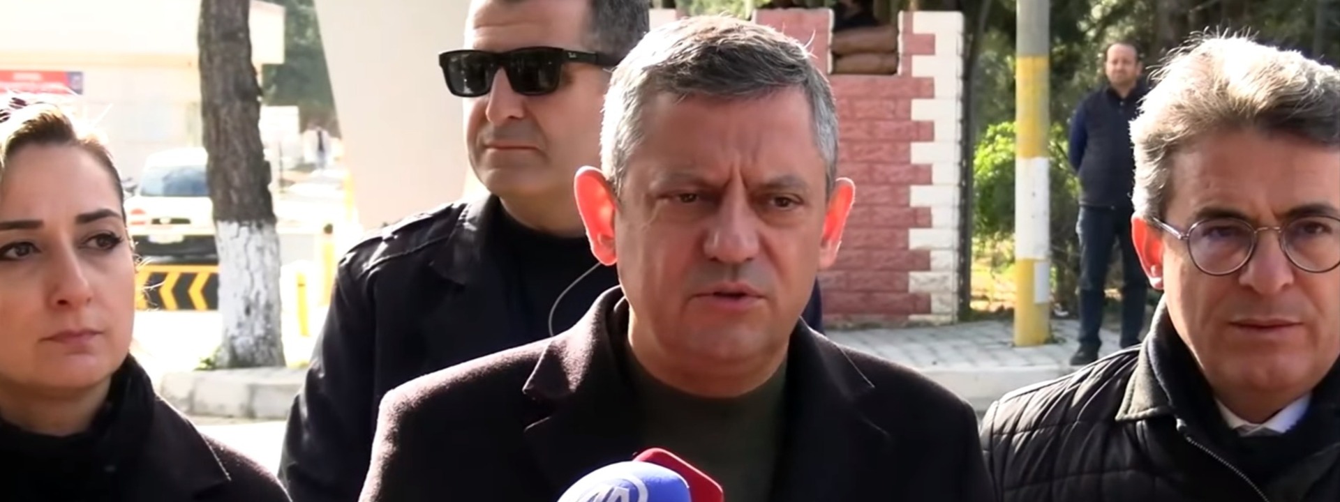 Özgür Özel,CHP,Buca Cezaevi ziyareti,Mehmet Murat Çalık, Tunç Soyer,İZBETON davası,kentsel dönüşüm kooperatifleri,İHA dezenformasyon tartışması,hasta tutuklular,Şenol Aslanoğlu,Kent Uzlaşısı,infaz rejimi düzenlemesi