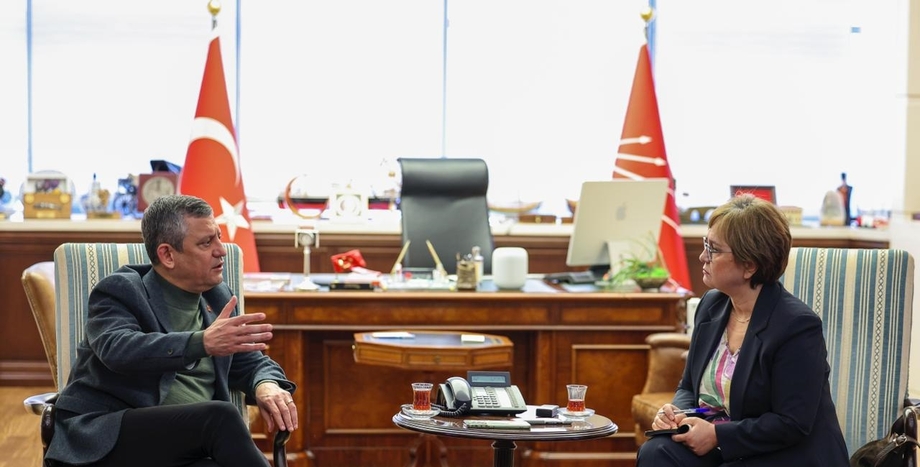 Özgür Özel,CHP,BBC Türkçe,Özgür Özel BBC röportajı,Kürt sorunu,Kürt sorunu nasıl çözülür,demokratikleşme,CHP Kürt sorunu çözüm önerisi,Türkiye’de demokrasi,Özgür Özel Kürt meselesi,yeni anayasa tartışmaları,Özgür Özel son dakika,CHP genel başkanı açıklamaları,Kürt seçmen, toplumsal barış,yerel yönetimler,parlamenter sistem