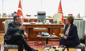 Özgür Özel,CHP,BBC Türkçe,Özgür Özel BBC röportajı,Kürt sorunu,Kürt sorunu nasıl çözülür,demokratikleşme,CHP Kürt sorunu çözüm önerisi,Türkiye’de demokrasi,Özgür Özel Kürt meselesi,yeni anayasa tartışmaları,Özgür Özel son dakika,CHP genel başkanı açıklamaları,Kürt seçmen, toplumsal barış,yerel yönetimler,parlamenter sistem