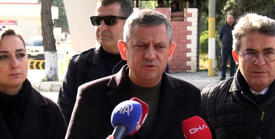 Özgür Özel,CHP,Buca Cezaevi ziyareti,Mehmet Murat Çalık, Tunç Soyer,İZBETON davası,kentsel dönüşüm kooperatifleri,İHA dezenformasyon tartışması,hasta tutuklular,Şenol Aslanoğlu,Kent Uzlaşısı,infaz rejimi düzenlemesi