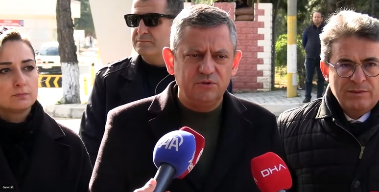 Özgür Özel,CHP,Buca Cezaevi ziyareti,Mehmet Murat Çalık, Tunç Soyer,İZBETON davası,kentsel dönüşüm kooperatifleri,İHA dezenformasyon tartışması,hasta tutuklular,Şenol Aslanoğlu,Kent Uzlaşısı,infaz rejimi düzenlemesi