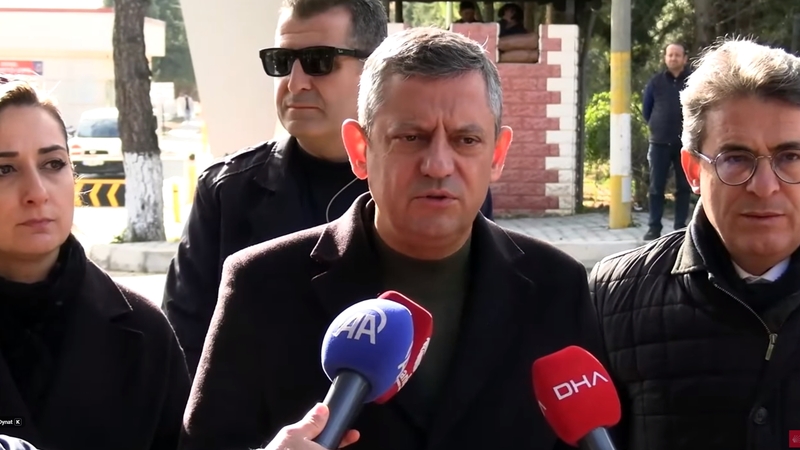 Özgür Özel,CHP,Buca Cezaevi ziyareti,Mehmet Murat Çalık, Tunç Soyer,İZBETON davası,kentsel dönüşüm kooperatifleri,İHA dezenformasyon tartışması,hasta tutuklular,Şenol Aslanoğlu,Kent Uzlaşısı,infaz rejimi düzenlemesi