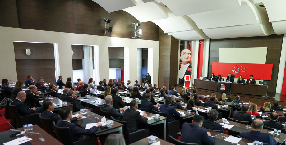 CHP Lideri Özgür Özel, 39’uncu Olağan Kurultayı Sonrası İlk Toplantısını Yapan Parti Meclisi Toplantısına Başkanlık Etti