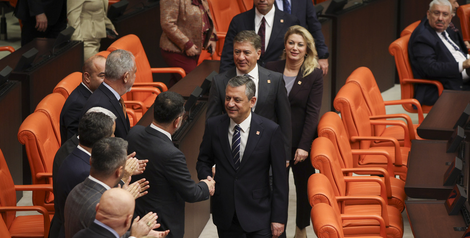 Cumhuriyet Halk Partisi Genel Başkanı Özgür Özel, TBMM Genel Kurulu’nda...