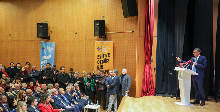 Cumhuriyet Halk Partisi Genel Başkanı Özgür Özel: “Onlar İçeride, Biz Dışarıda Bir Haysiyet Mücadelesi Veriyoruz”