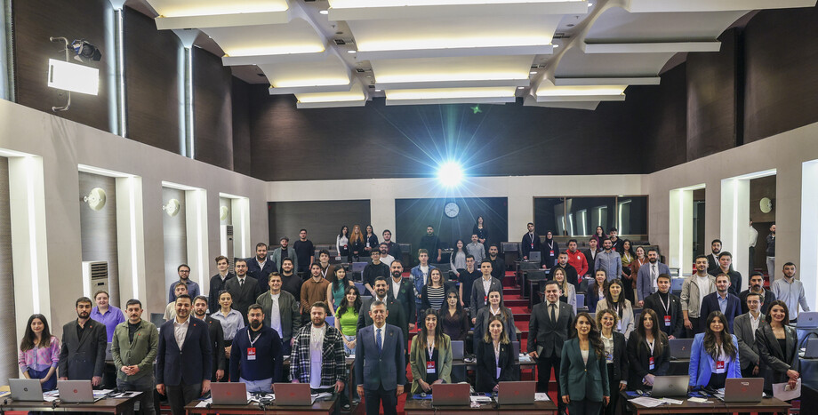 CHP Genel Başkanı Özgür Özel, Ön Seçim Arama Ekibinde Çalışan Gençlerle Bir Araya Geldi