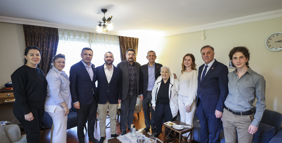 CHP Lideri  Özgür Özel, İPA Başkanı Buğra Gökçe’nin Ailesini Ziyaret Etti