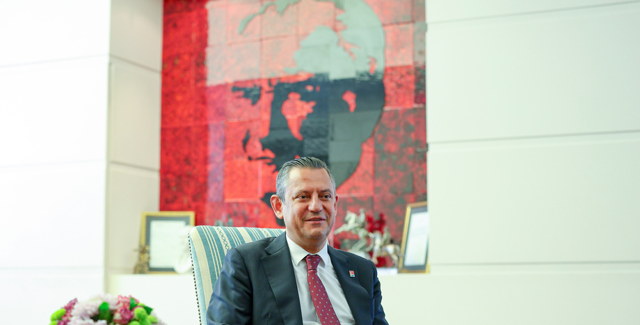 CHP Lideri Özgür Özel'den "Anneler Günü" Mesajı: "Bir Çocuğun Geleceği İçin Direnen Her Anne, Bu Ülkenin Kaderini Değiştirir"
