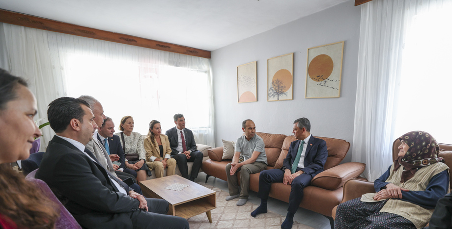 CHP Lideri Özgür Özel, TSK'dan İhraç Edilen Teğmen Deniz Demirtaş’ın Ailesini Ziyaret Etti