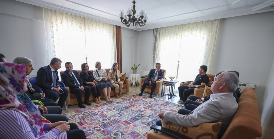 CHP Genel Başkanı Özgür Özel'den, Alperen Enes Ural’ın Ailesine Taziye Ziyareti