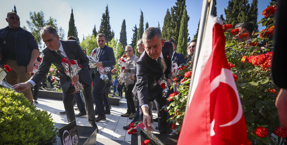 CHP Genel Başkanı Özgür Özel, Soma'da Maden Şehitliğini Ziyaret Etti
