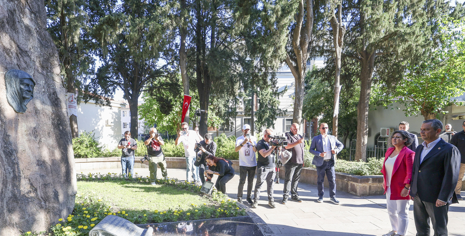 Cumhuriyet Halk Partisi Genel Başkanı Özgür Özel, İzmir'de