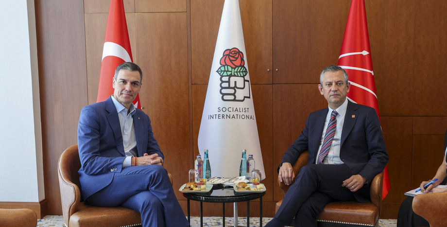 CHP Genel Başkanı Özgür Özel, İspanya Başbakanı ve SE Başkanı Pedro Sanchez ile Bir Araya Geldi