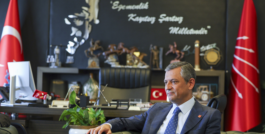 CHP Genel Başkanı Özgür Özel, İstanbul’un Tüm Seçilmişlerini İstanbul İl Başkanlığı’nda Toplantıya Çağırdı