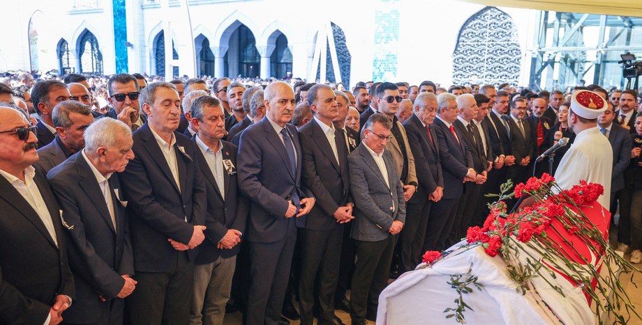 CHP Genel Başkanı Özgür Özel, Sırrı Süreyya Önder'in Cenaze Törenine Katıldı