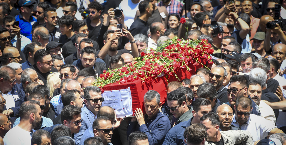 CHP Lideri Özgür Özel, MBB Başkanı Ferdi Zeyrek'i Manisa Halkı ile Beraber Son Yolculuğuna Uğurladı