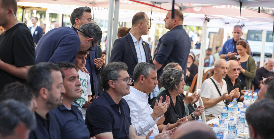 CHP Lideri Özgür Özel, Zeyrek Ailesi ile Birlikte Taziyeleri Kabul Etti