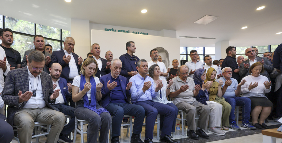 CHP Genel Başkanı Özgür Özel, Zeyrek Ailesi ile Birlikte Taziyeleri Kabul Etti