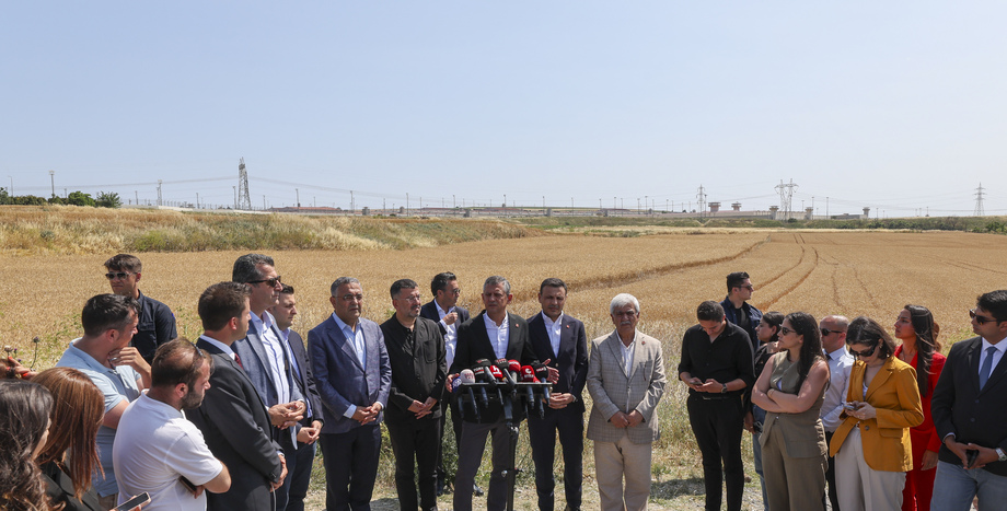 CHP Lideri Özgür Özel: “Ekrem Başkan’ın Gömleği Gibi Bu Beyaz Gömleklerimizi Kirletemediniz, Kirletemeyeceksiniz”