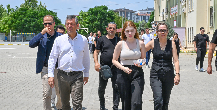 CHP Genel Başkanı Özgür Özel, Ferdi Zeyrek'in Kızı Nehir'i Sınav Sabahı Yalnız Bırakmadı
