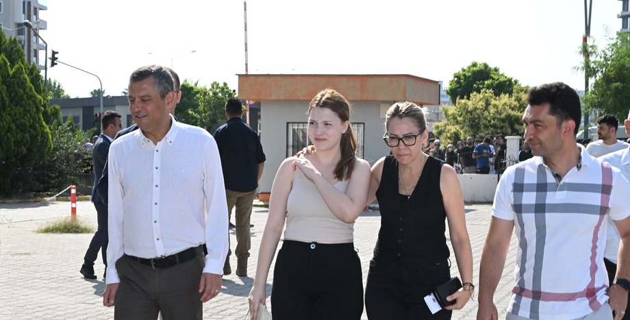 CHP Genel Başkanı Özgür Özel, Ferdi Zeyrek'in Kızı Nehir'i Sınav Sabahı Yalnız Bırakmadı