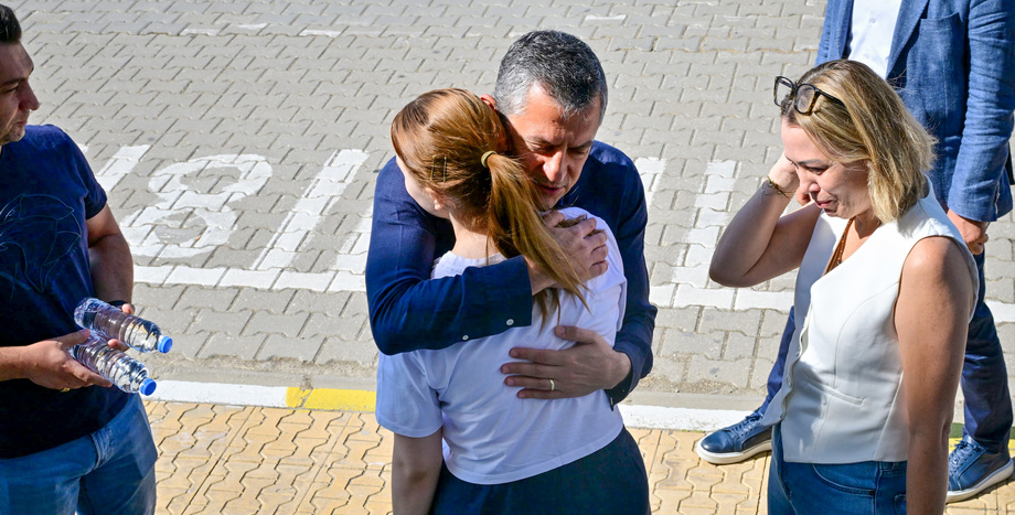 CHP Genel Başkanı Özgür Özel, Ferdi Zeyrek’in Kızı Nehir’i Sınav Yerine Götürdü