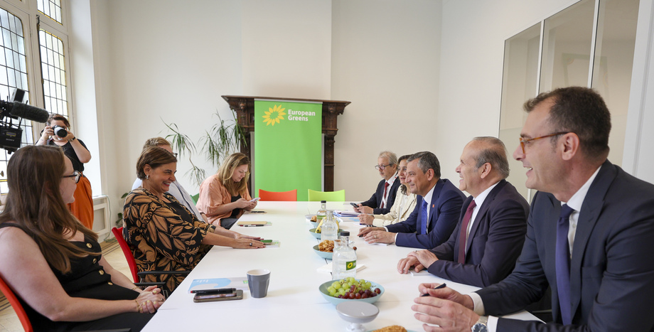 CHP Lideri Özgür Özel, Brüksel’de, EGP Eş-Başkanı Vula Tsetsi ile Bir Araya Geldi