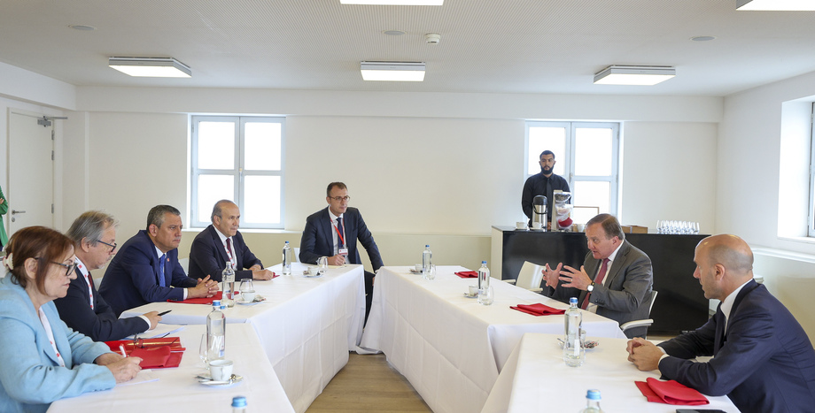 CHP Lideri Özgür Özel, Brüksel’de PES Başkanı Stefan Löfven ve PES Genel Sekreteri Giacomo Filibeck ile Bir Araya Geldi