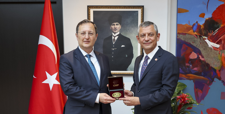 CHP Lideri Özgür Özel, Berlin’de Büyükelçi Gökhan Turan’ı Ziyaret Etti