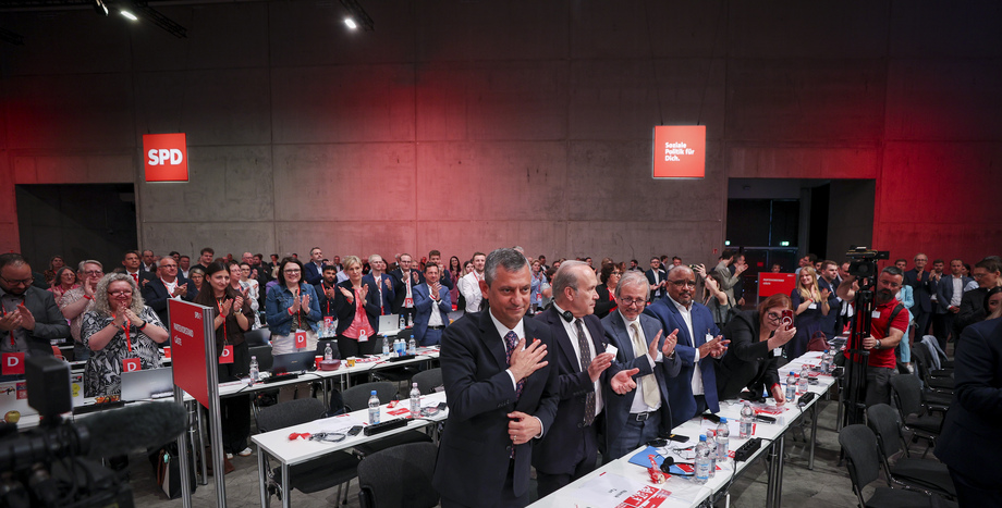 CHP Lideri Özgür Özel; Berlin’de SPD Kongresine Katıldı, Martin Schulz ile Bir Araya Geldi