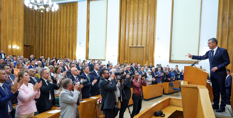CHP Lideri Özgür Özel: “2 Milyon Üyemiz, Atatürk’ün Partisine Seçim Olmadan Gelecek Adamın Alnını Karışlar”
