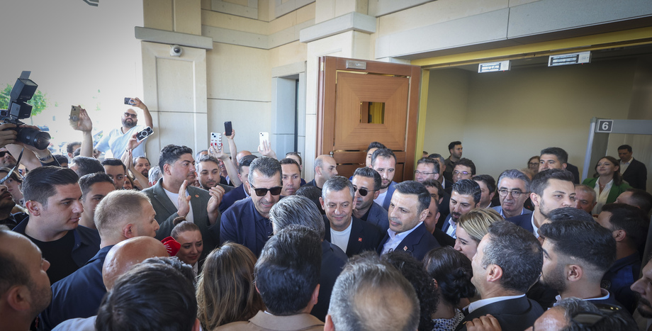 CHP Genel Başkanı Özgür Özel, İstanbul Havalimanında Vatandaşlar Tarafından Karşılandı