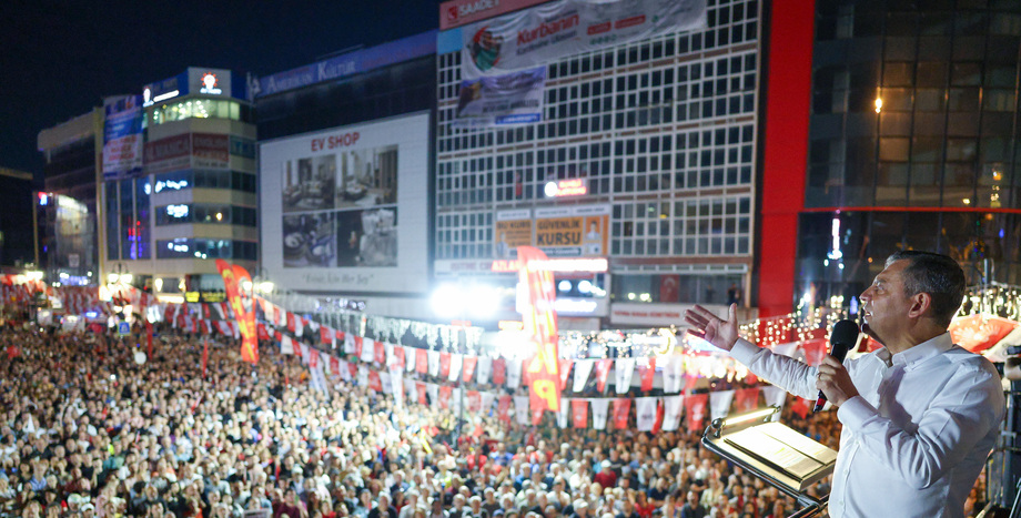 Cumhuriyet Halk Partisi Genel Başkanı Özgür Özel: “Tepemin Tasını Attırma, Dağılmamak Üzere Toplanırız”